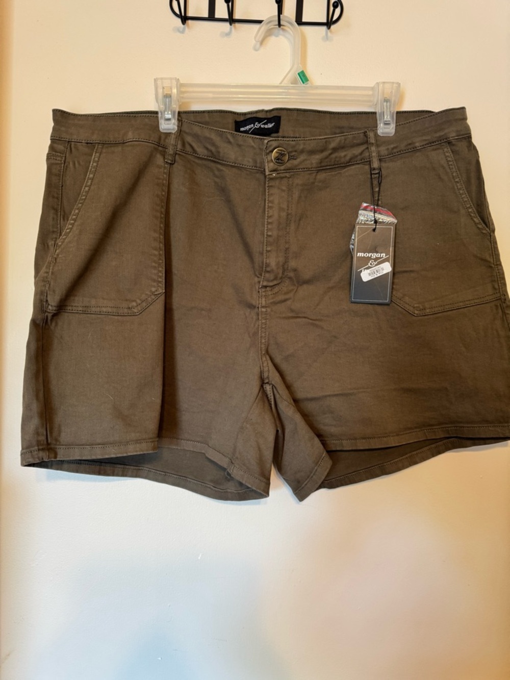 Morgan & Walker Olive Green Utility Cotton Shorts. Size 22.Button Front Closure